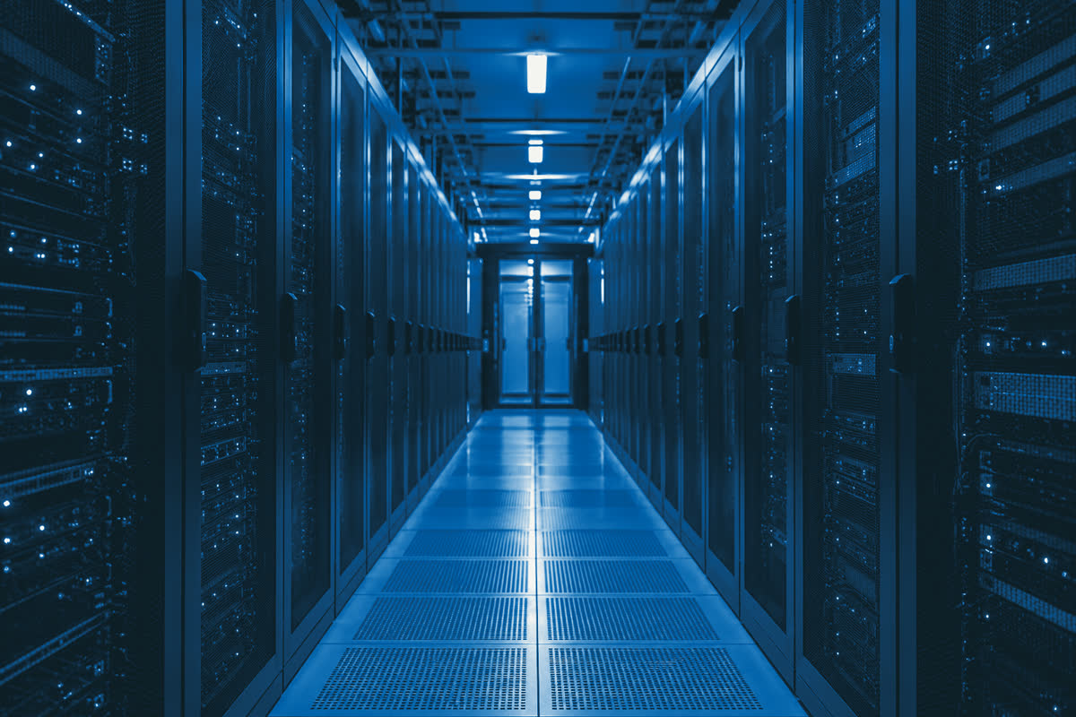 Sala de centro de datos con pasillo de racks y enfriamiento de precisión