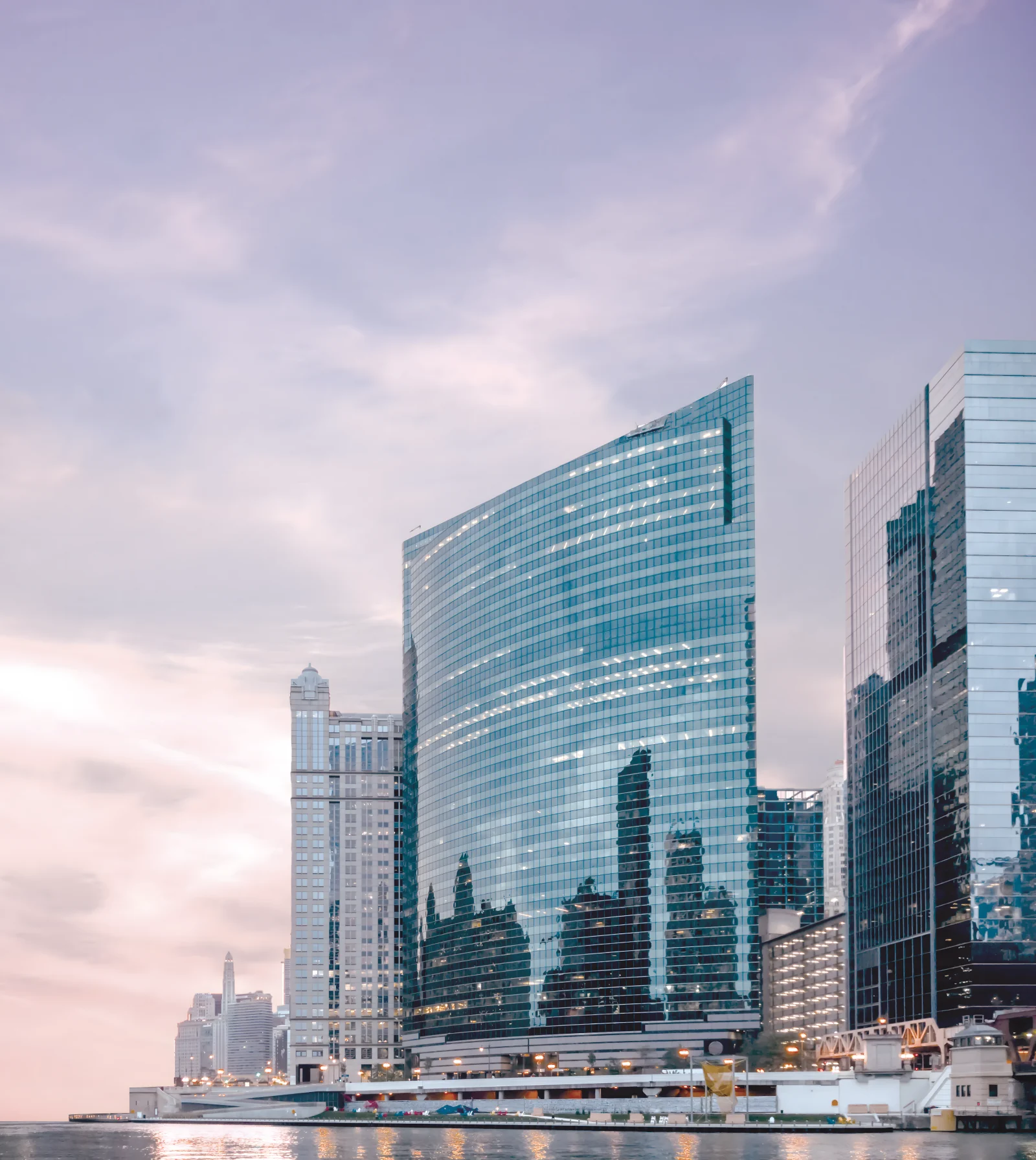 Torres de oficinas con fachadas de vidrio al atardecer